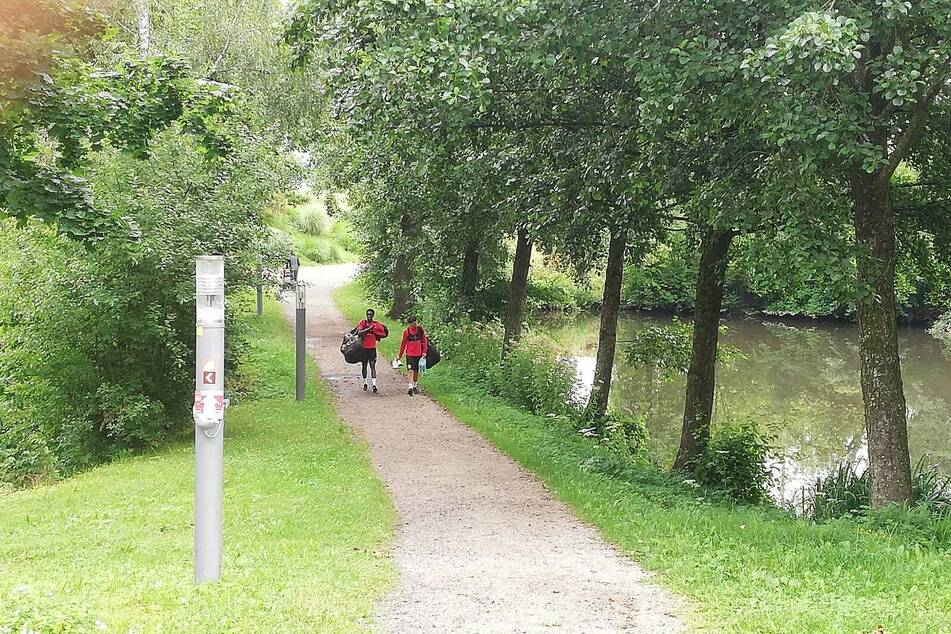 Das Training endete im Nieselregen, der Weg zurück zum Hotel führt an zwei kleinen Teichen vorbei.