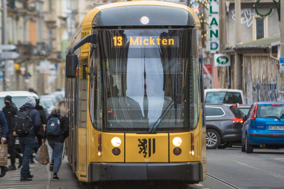 Der unbekannte Mann fuhr mit der Linie 13 in Richtung Mickten. Ab der Haltestelle "Bautzner Straße/Rothenburger Straße" begann er, sich anzufassen. (Symbolbild)