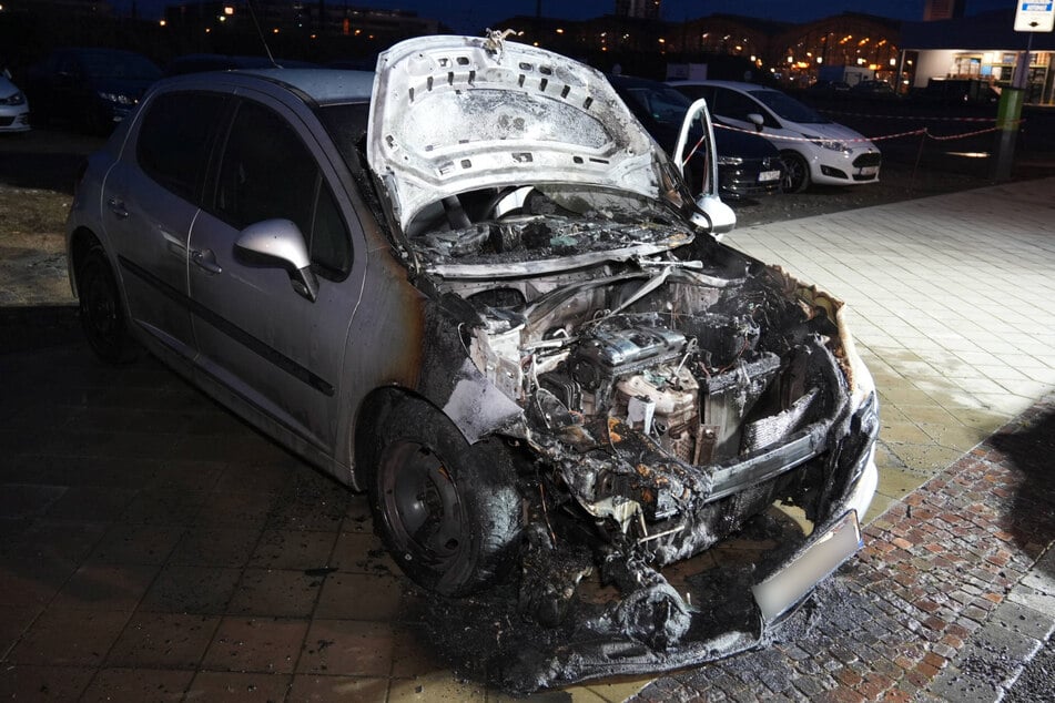 Der Peugeot wurde mutmaßlich in Brand gesetzt.