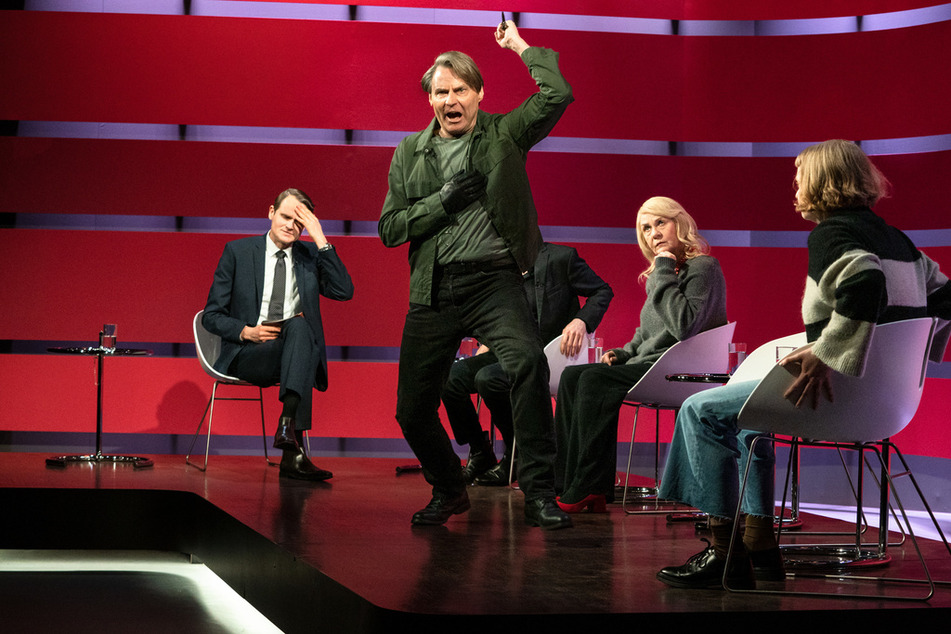 Der selbsternannte Method Actor Jürgen Hahn (Wolfgang Bahro, M.) dreht während seines Besuchs in der Talkshow "Richter – Der Talk" durch und kämpft gegen imaginierte feindliche Soldaten.