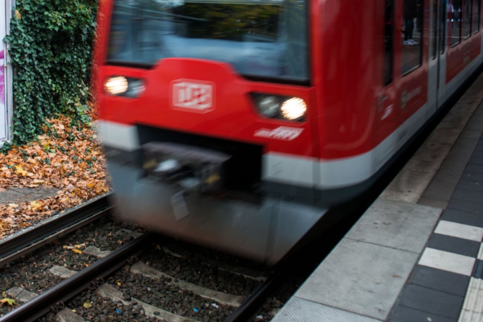 Infolge eines Streits soll der 15-Jährige seinen gleichaltrigen Kontrahenten in die Gleise geschubst haben.