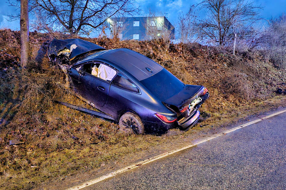 Der dunkle BMW raste nach dem verheerenden Crash eine Böschung empor.