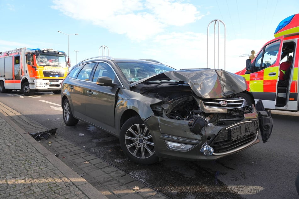 Ein an dem Unfall beteiligter Ford wurde schwer in Mitleidenschaft gezogen.