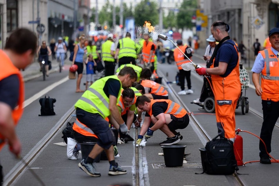 Zahlreiche Freiwillige unterstützten die Mitarbeitenden der LVB dabei, die Fugenmasse wieder herauszukratzen.