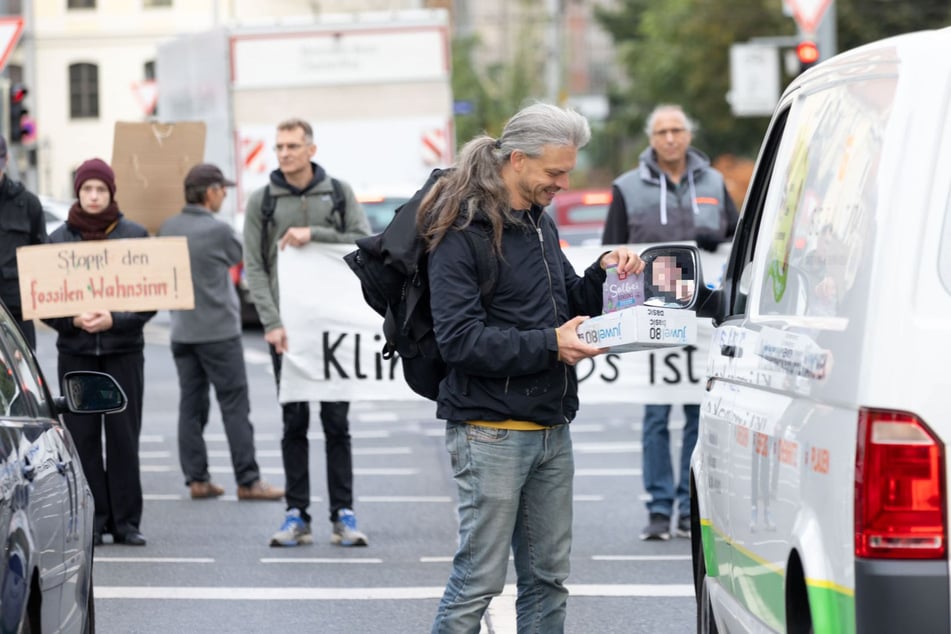 Umweltschützer verteilten Bonbons und Info-Flyer zur Klimakrise.