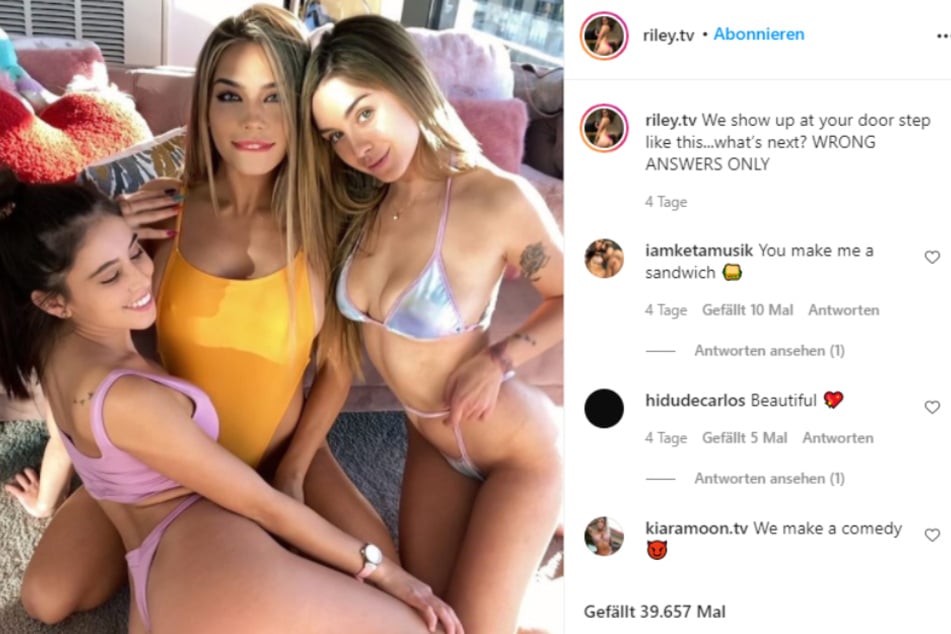 Auf Instagram posiert Riley (r.) auch gern mal zusammen mit ihren sexy Freundinnen, etwa mit ihrer Schwester Violet (l.).