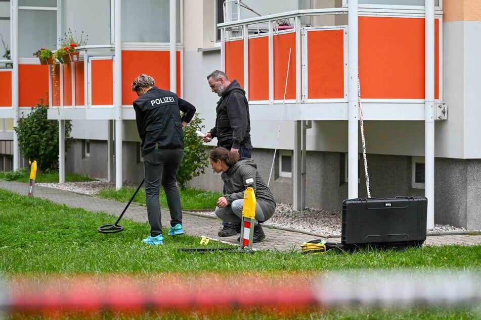 Auch auf der Wiese neben dem Mehrfamilienhaus läuft die Spurensuche.