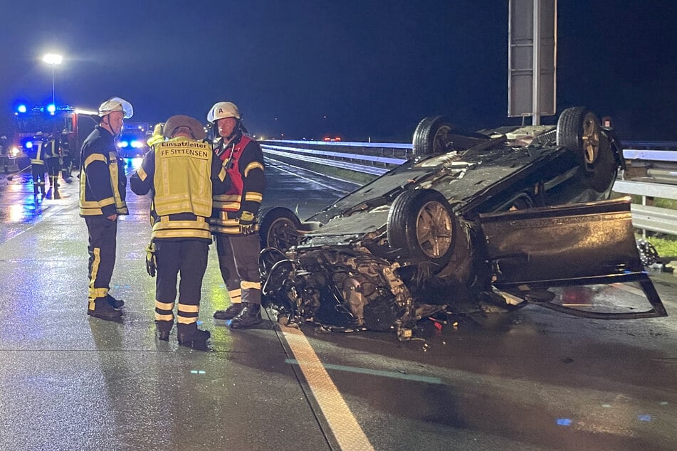 Unfall A1: Audi A4 überschlägt sich auf Autobahn und bleibt auf dem Dach liegen