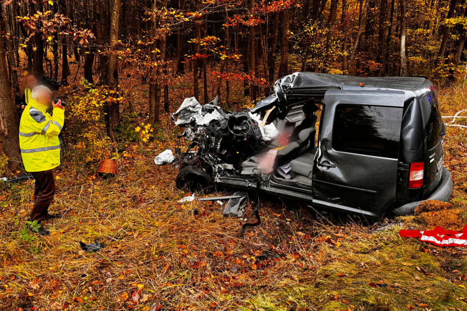 Von dem VW blieb nach der Kollision nur ein Wrack übrig, die Polizei arbeitet an der Aufklärung des Unfallhergangs.