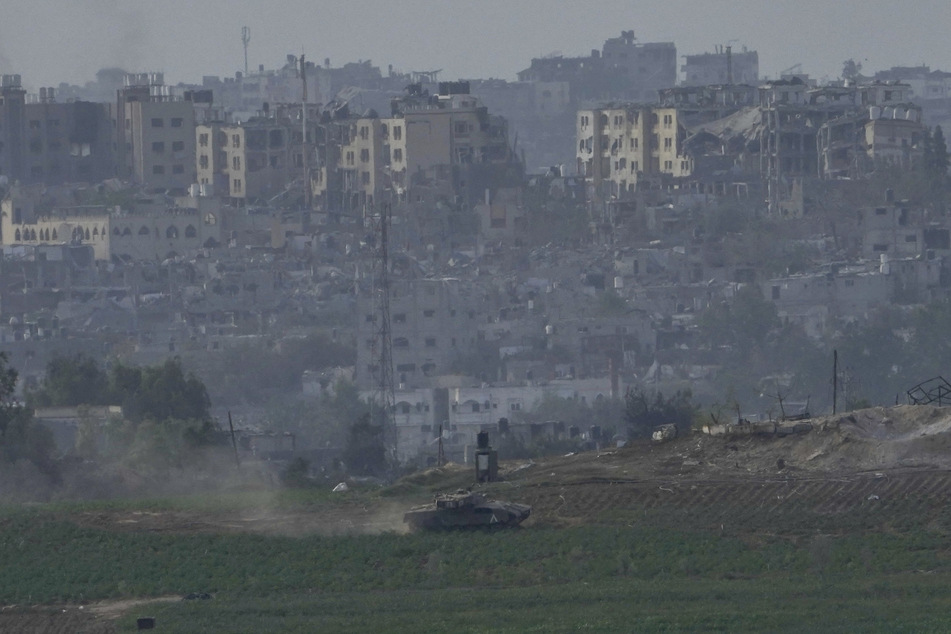 Wie der US-Fernsehsender CNN unterdessen auf Basis ausgewerteter eigener Luftaufnahmen berichtete, ist das israelische Militär inzwischen etwa drei Kilometer in den abgeriegelten Gazastreifen vorgestoßen.
