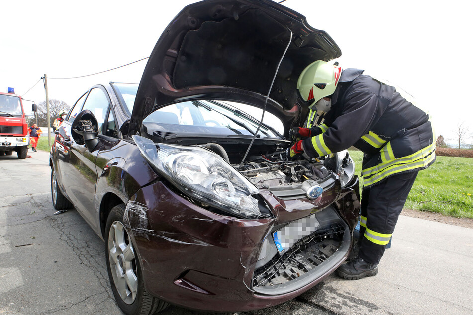 Schwerer Unfall in Wüstenbrand: Ein Ford krachte frontal mit einem Mitsubishi zusammen.