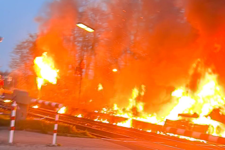 Explosionen und Brände waren laut Polizeiangaben die Folge.