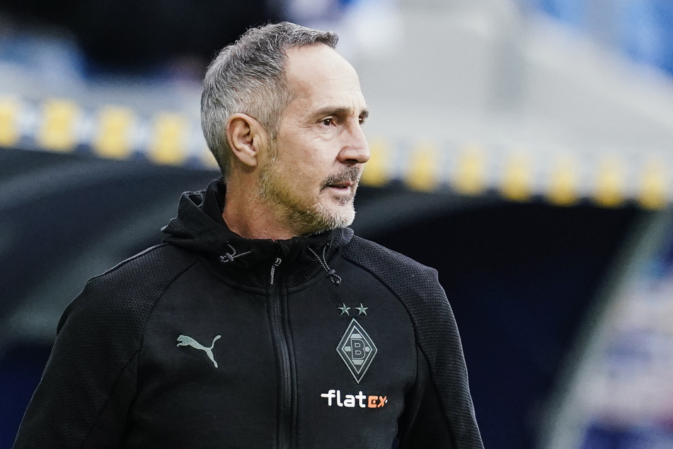 Borussias Cheftrainer Adi Hütter (52) ist derzeit zum Zuschauen verdammt. Der Österreicher fehlt aufgrund einer Coronainfektion und einer Kehlkopfentzündung.