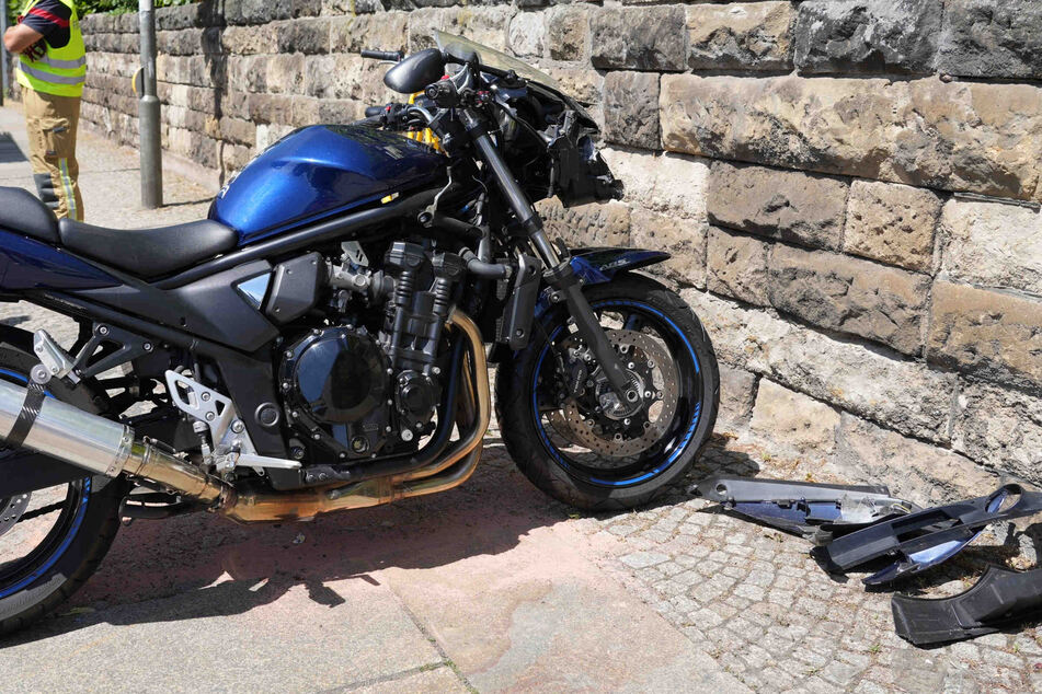 Das Motorrad wurde an der Front beschädigt, ein paar Teile liegen neben der Maschine.