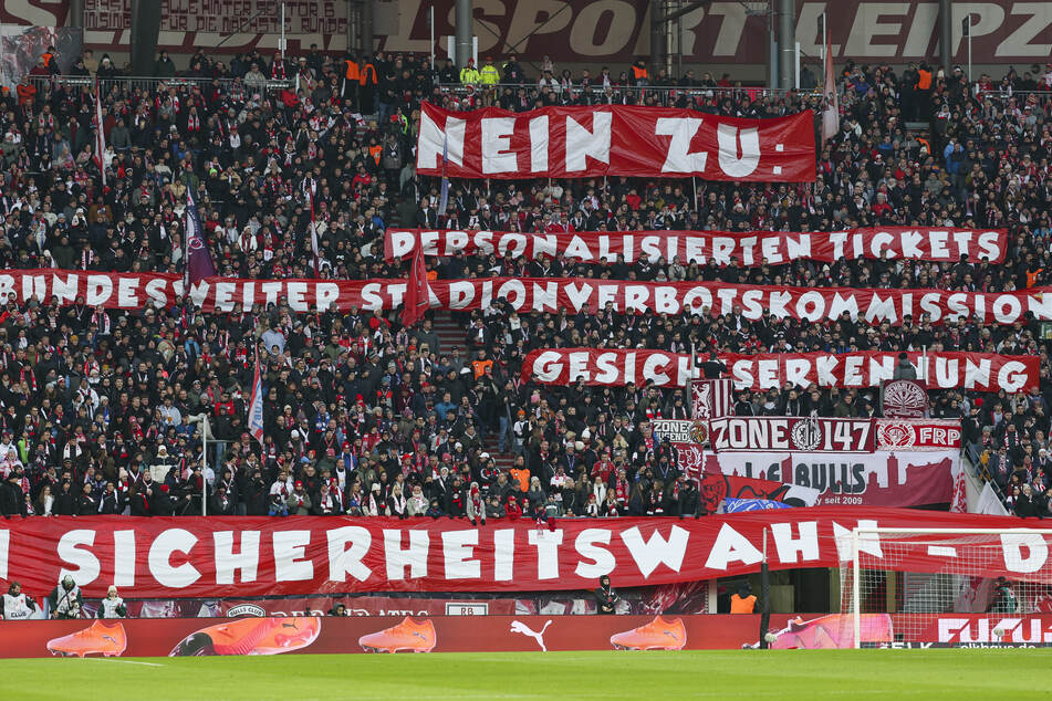 Fans protestieren beim Spiel RB Leipzig gegen Werder Bremen gegen verschärfte Sicherheitsregeln.