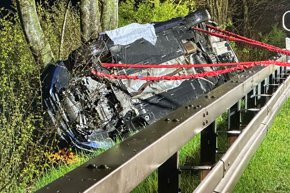 Die Rettungskräfte konnten das Leben des Mannes (†52) nach dem folgenschweren Unfall auf der B300 in Bayern nicht mehr retten. (Symbolbild)