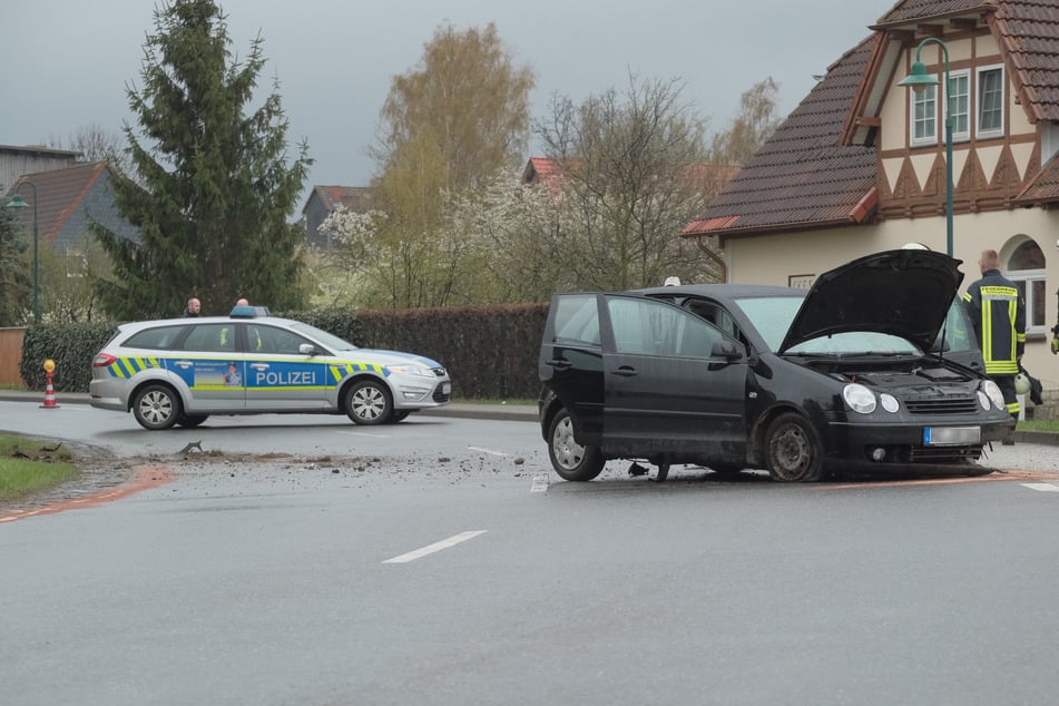 Die Polizei musste vorübergehend die B244 komplett sperren.