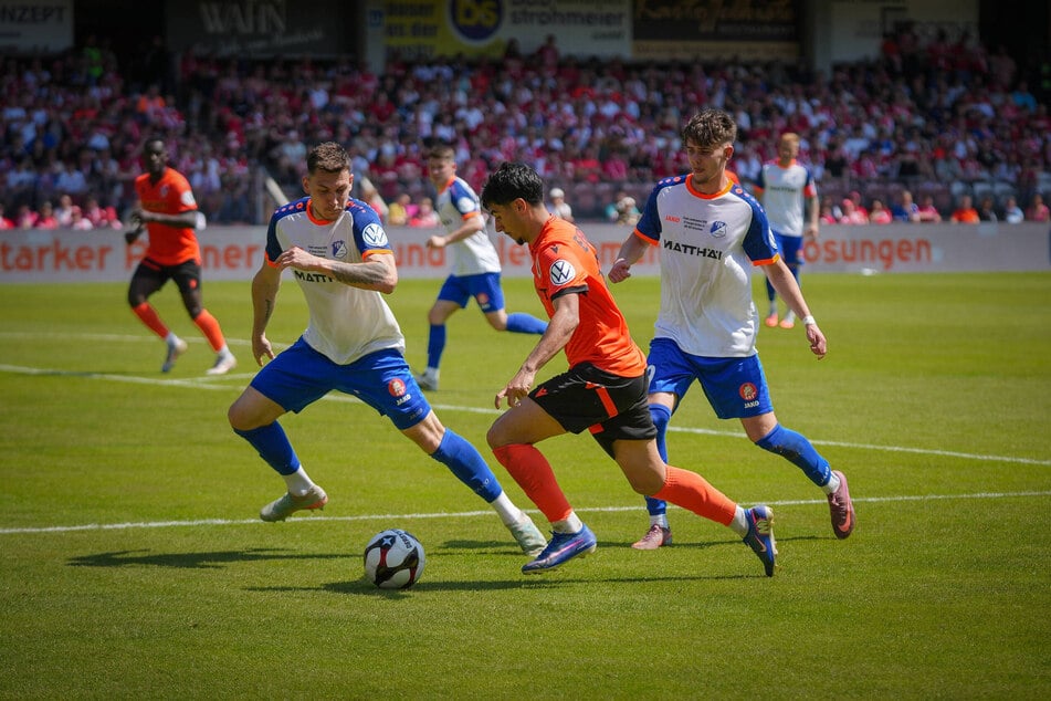 Vor allem mit seinen frechen Dribblings stellt Moustfa (in orange) seine Gegenspieler vor viele Probleme.