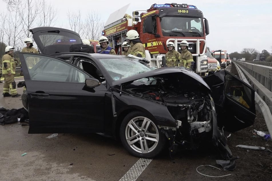 Unfall A1: Tödlicher Unfall auf der A1! Einsatzkräfte können Frau nicht mehr retten