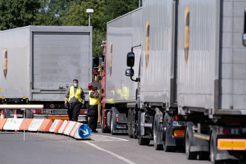 Die Temperatur von Lkw-Fahrern wird überprüft.
