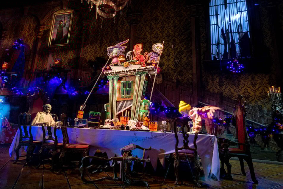 Die Figuren und Motive in der Geisterbahn beruhen auf der Kinder-Disney-Geschichte "Nightmare before Christmas" (zu Deutsch: "Der Albtraum vor Weihnachten").