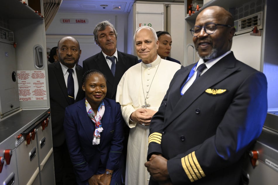Papst Leo XIV. (70) hat sich schon mehrfach vom Flugzeug aus zu ernsten Themen geäußert.