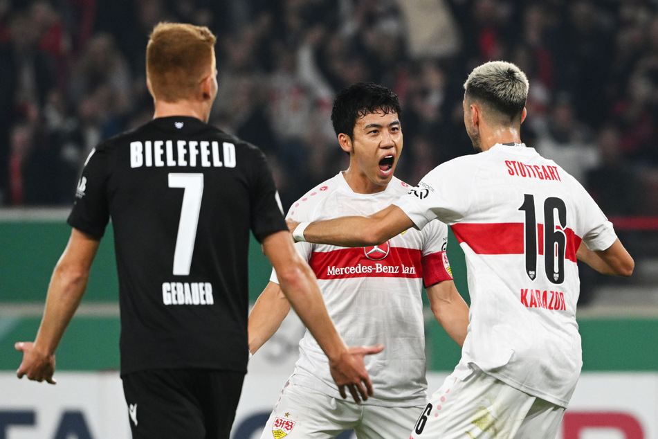 Wataru Endo (M.) traf für den VfB Stuttgart zum 2:0 und jubelt hier mit Atakan Karazor (r.).