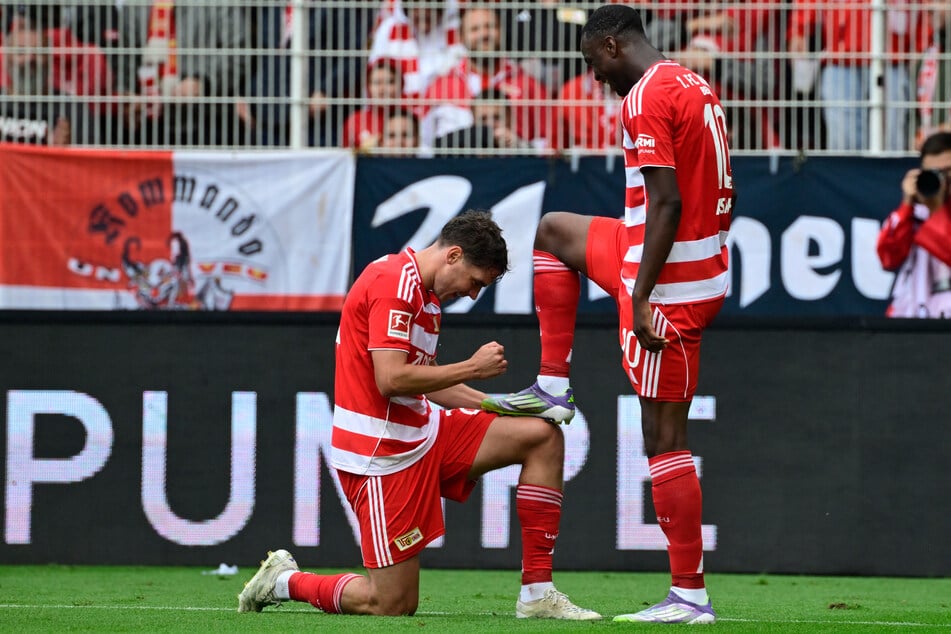 Bei einer solchen Vorstellung wie am 1. Spieltag kann man Doppelpacker Ilyas Ansah (20, r.) auch mal die Schuhe putzen.