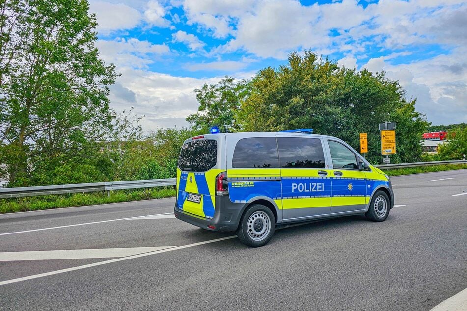 Polizisten sperrten den Kreuzungsbereich weiträumig ab.