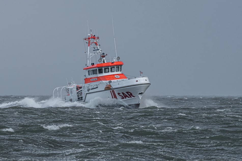 Die Seenotretter rückten zur Hilfe aus, da ein Traditionssegler auf dem Leitdamm vor Cuxhaven aufgelaufen war. (Archivbild)