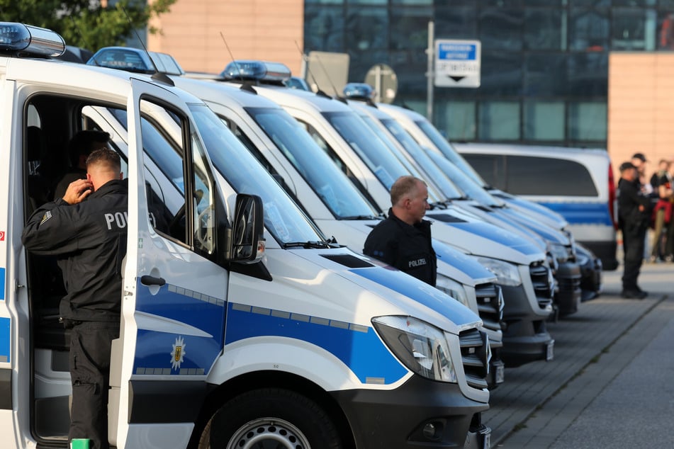 Das brisante Prestigeduell zwischen Hansa Rostock und Dynamo Dresden wird am Samstag von einem massiven Polizei-Aufgebot begleitet.