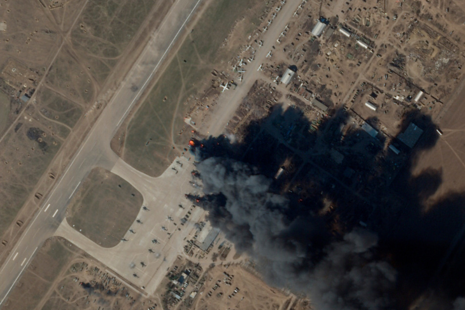 Feuer und Rauch am internationalen Flughafen und Luftwaffenstützpunkt Cherson. Laut der ukrainischen Regierung droht dem Gebiet eine humanitäre Katastrophe.
