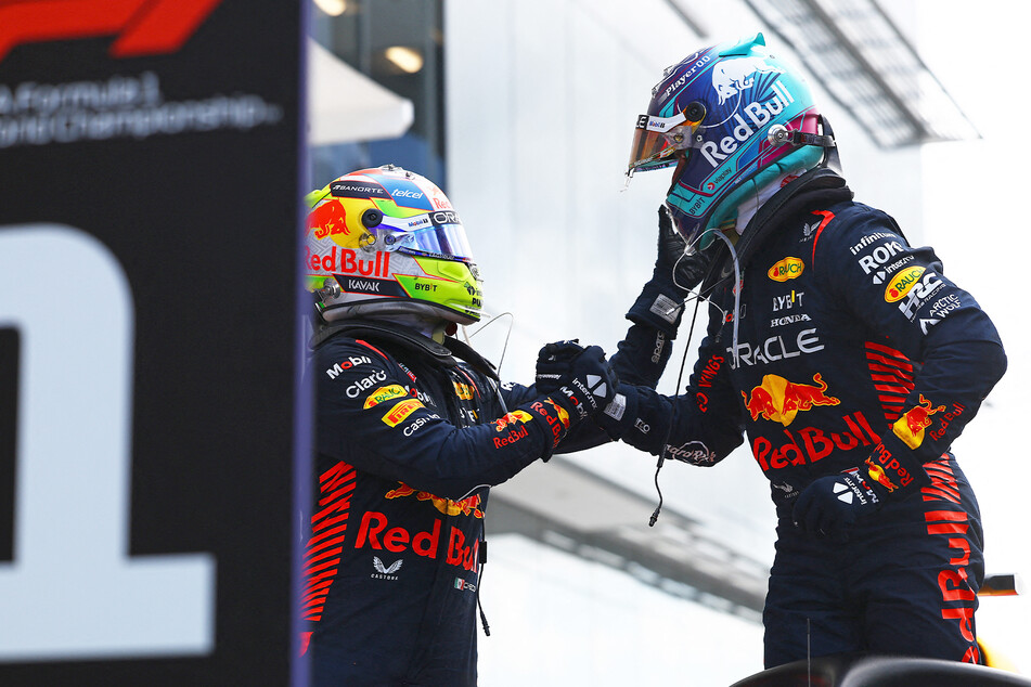 Max Verstappen (r.) und Sergio Perez gratulieren sich gegenseitig zu Platz 1 und 2.
