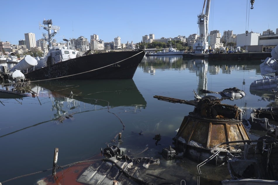 Syrische Marineschiffe und kleine zivile Schiffe wurden durch einen israelischen Luftangriff letzte Woche im Hafen von Latakia zerstört.