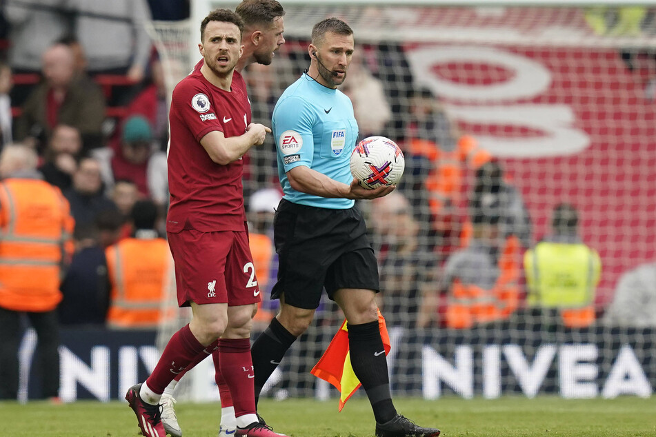 Nach Ellenbogen-Skandal bei Liverpool-Spiel: Konsequenzen für Linienrichter
