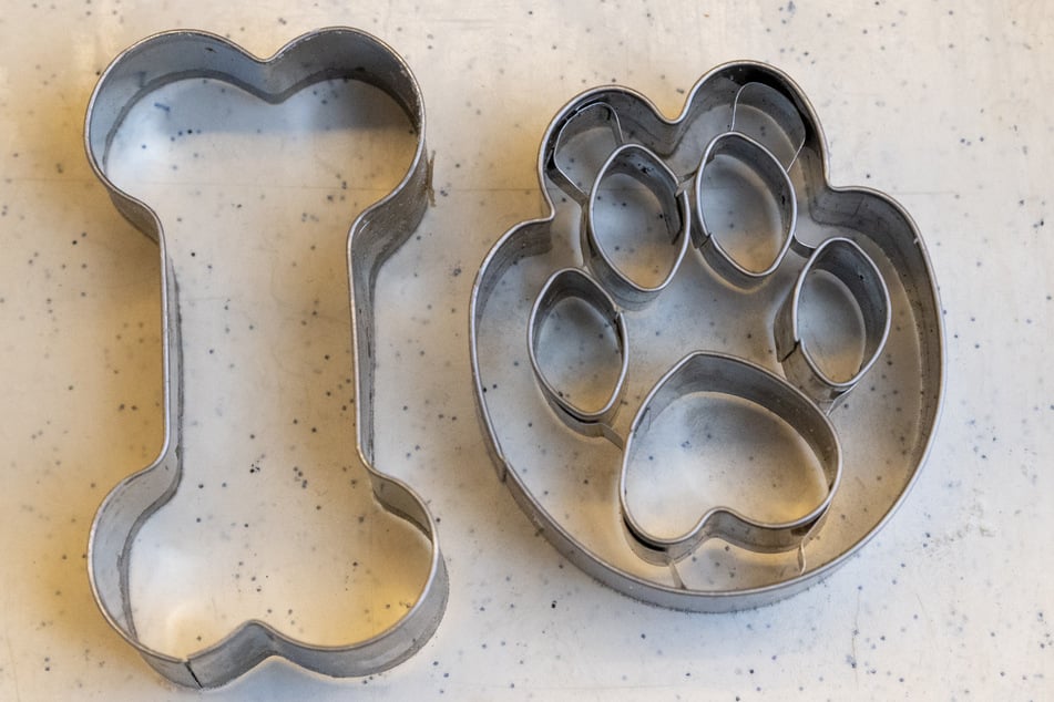 Kastenmeiers Hundekekse werden in Knochen oder Tatzenform ausgestochen. Sie sind im Lokal und dessen Onlineshop erhältlich.