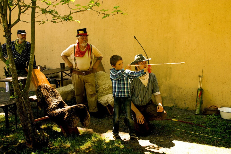 Im Karl-May-Museum können Kinder im Museumspark das Bogenschießen ausprobieren. (Archivbild)