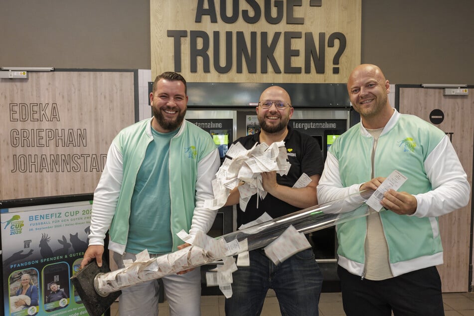 "Edeka Griephan"-Chef Reinhard Griephan (39, M.) sowie die Cup-Organisatoren Martin Selle (33, l.) und Stefan Lasch (39) freuen sich über die Spenden-Ausbeute.