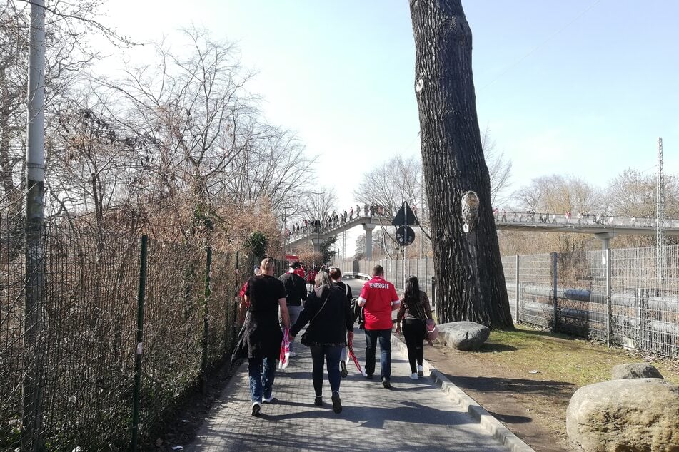 Energie-Fans pilgern zum Stadion. Gegen Essen könnte die Hütte voll werden. (Archivfoto)