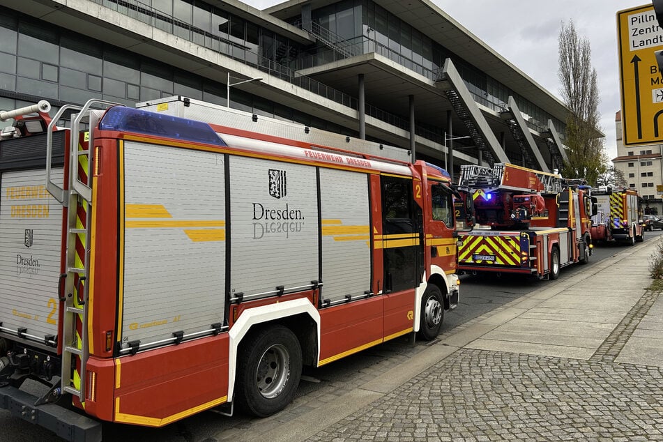 Dresden: Großaufgebot der Feuerwehr am Kongresszentrum und Maritim Hotel - Was war da los?