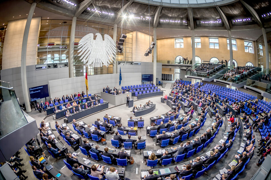 Die Übersicht zeigt den Plenarsaal während einer Sitzung des Deutschen Bundestages.