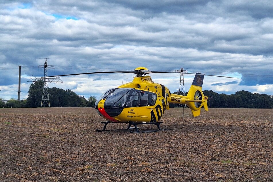 Ein Rettungshubschrauber rückte an.