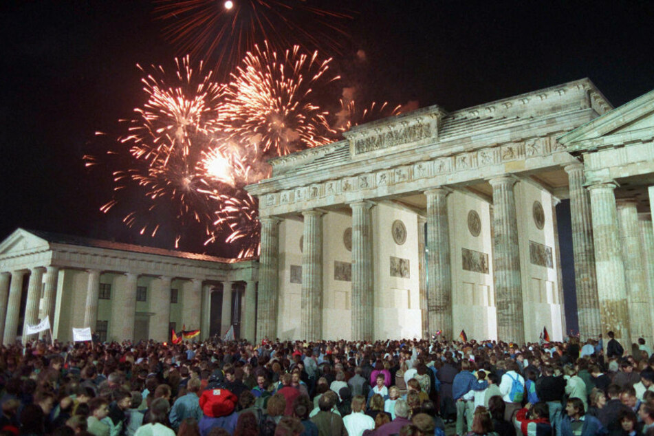 Mit einem Feuerwerk am Brandenburger Tor in Berlin feierten rund eine Million Menschen in der Nacht vom 02. auf den 03. Oktober 1990 die deutsche Wiedervereinigung. 30 Jahre später gibt es im Leben der Deutschen laut einer neuen Studie weiter Trennlinien zwischen Ost und West.