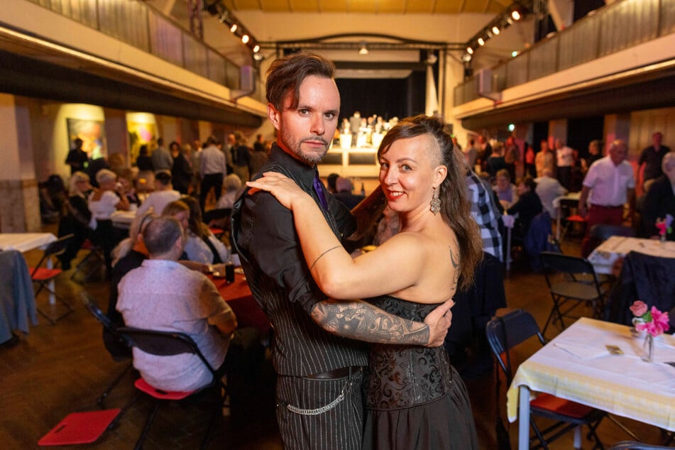 Immer was Besonderes: Lorenz (39) und Christine Albrecht (46) lieben es, sich für den Tanztee herauszuputzen.