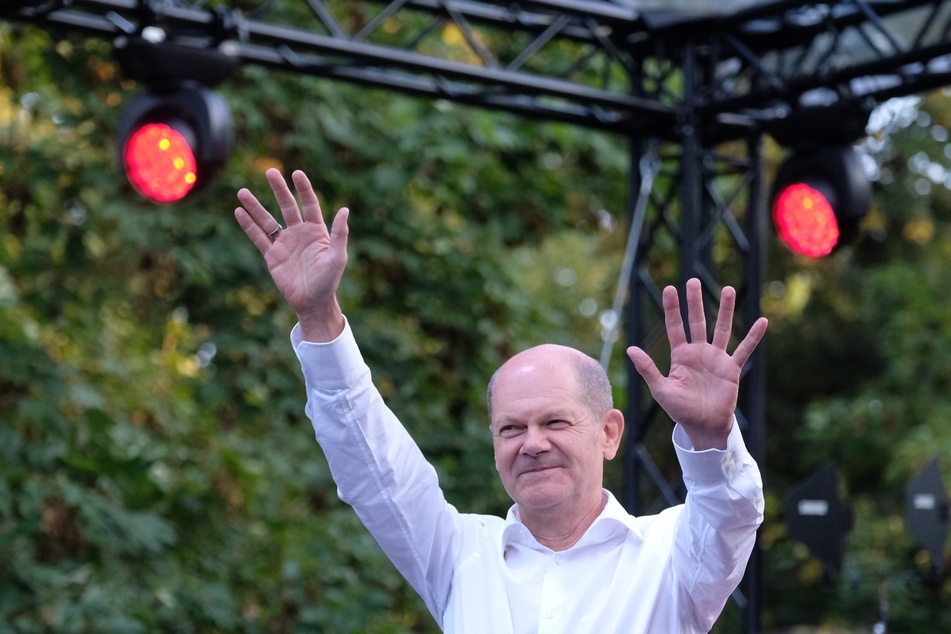 Kanzlerkandidat Olaf Scholz (63, SPD) winkte bei seinem Auftritt in die Menge. Am Sonntag war er in Leipzig zu Gast.