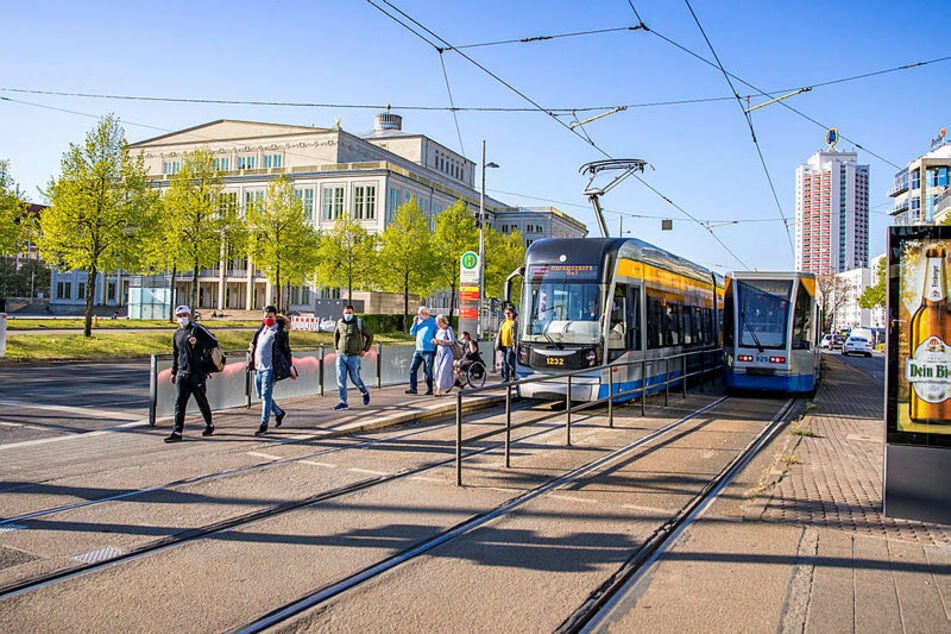 Mit angelegtem Mundschutz steigen Fahrgäste in Leipzig aus der Straßenbahn. Seit Corona sind die Passagierzahlen eingebrochen.