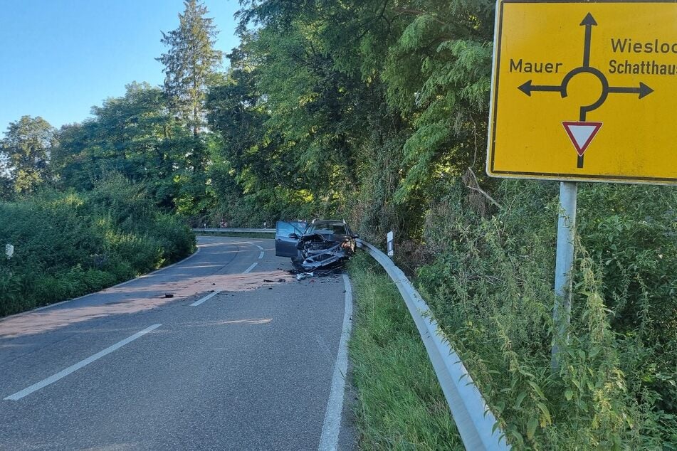 Auch das zweite am Crash beteiligte Fahrzeug wurde vor allem im vorderen Bereich schwer in Mitleidenschaft gezogen.