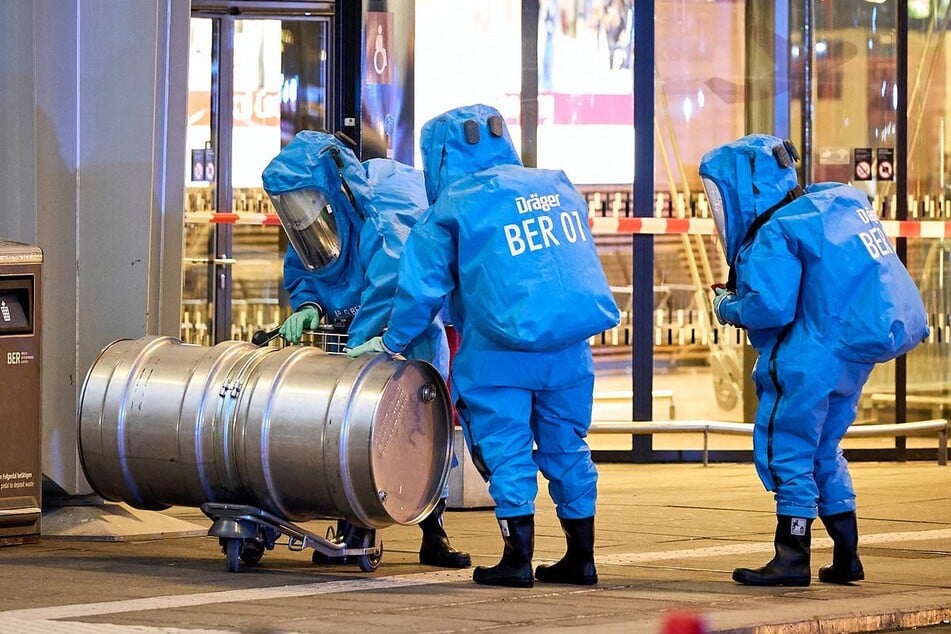 Polizei räumt BER-Terminal wegen möglichen Gefahrguts.