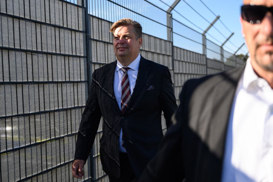AfD-Bundestagsabgeordneter Maximilian Krah (48) erschien am Mittwoch mit guter Laune und Personenschutz vorm Oberlandesgericht.