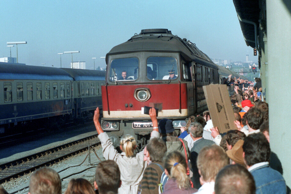 Von jubelnden Menschenmassen werden Menschen aus der DDR am Bahnhof im bayerischen Hof empfangen. (Archiv)